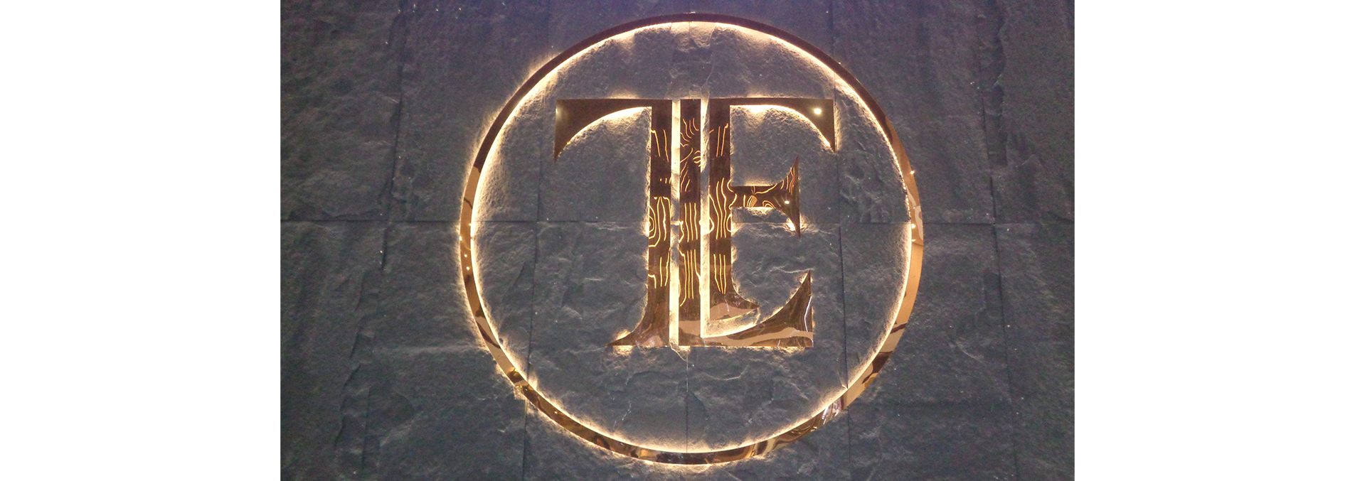 How Do Front-Lit and Halo-Lit Channel Letters Compare?