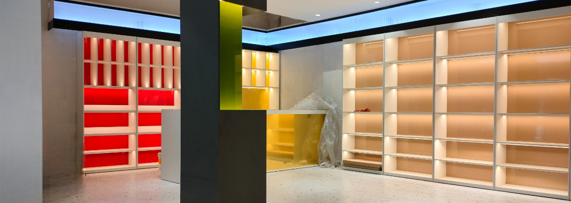 Right Gondola Display for Retail Stores